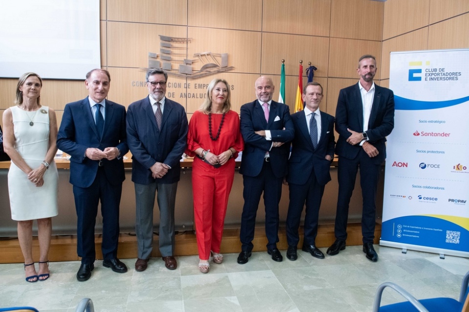 Foto familia presentaci&oacute;n en Sevilla Delegaci&oacute;n Club Andaluc&iacute;a.
