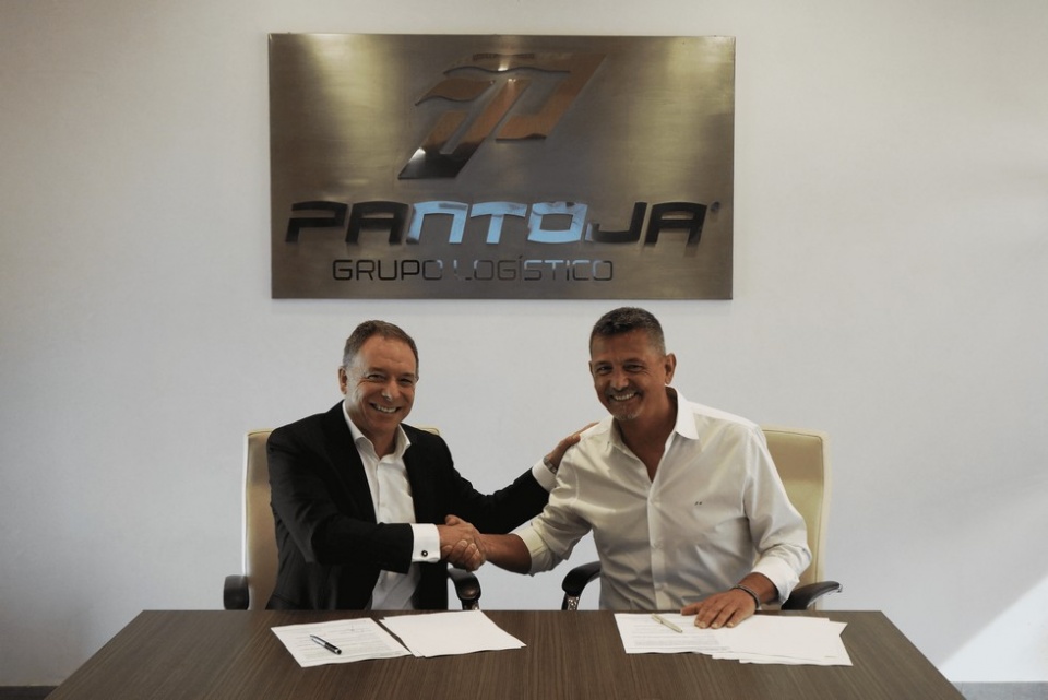 Imagen: Manuel de la Cruz y Javier Lafuente tras la firma del acuerdo de colaboraci&oacute;n.