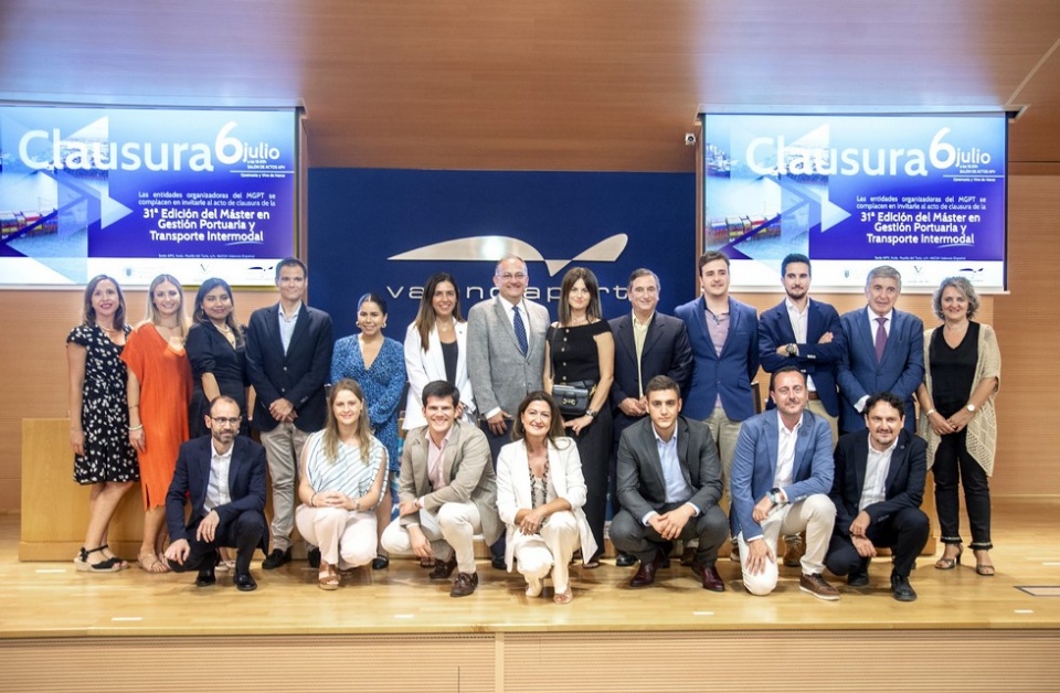 Imagen de los alumnos de la 31 edici&oacute;n del M&aacute;ster junto a representantes de la Fundaci&oacute;n Valenciaport, APV y UPV.