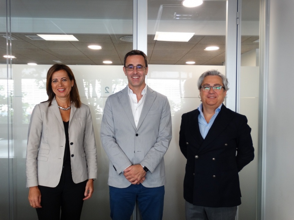 Ana Cebrián, directora de Internacionalización de COFIDES; Diego Fernández, presidente de Arquimea; y el director corporativo del departamento de Inversiones de COFIDES, Miguel Ángel Ladero. Ana Cebrián, directora de Internacionalización de COFIDES; Diego Fernández, presidente de Arquimea; y el director corporativo del departamento de Inversiones de COFIDES, Miguel Ángel Ladero.