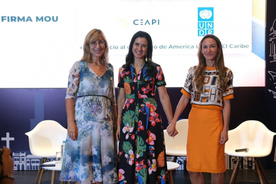(De izq. A dcha.) N&uacute;ria Vilanova, presidenta de CEAPI, Michelle Muschett, directora regional del PNUD para Am&eacute;rica Latina y el Caribe, y Telma Ortiz, directora de Relaciones Institucionales de CEAPI