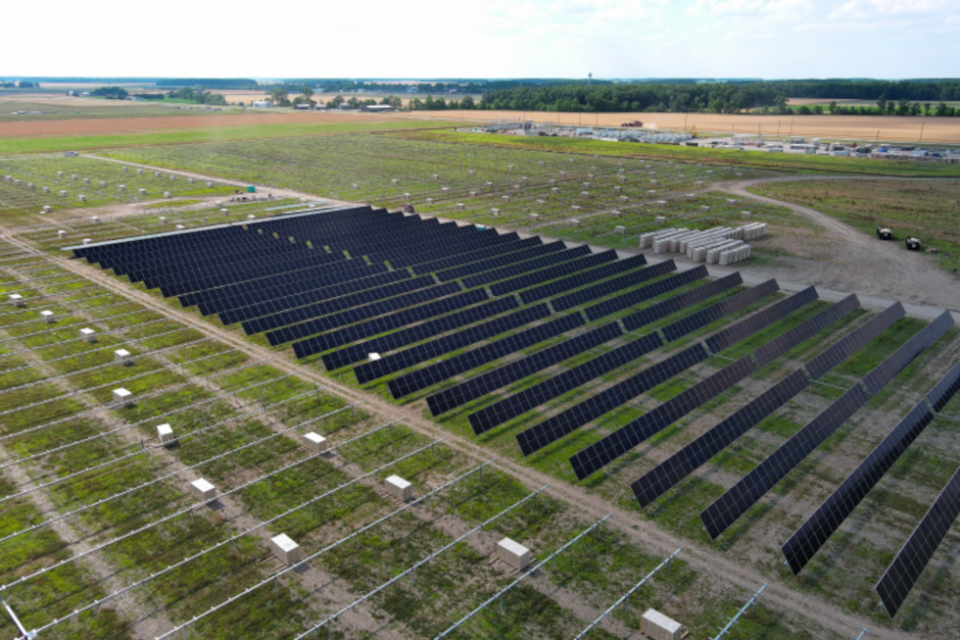 Primeros paneles solares en Powell Creek.