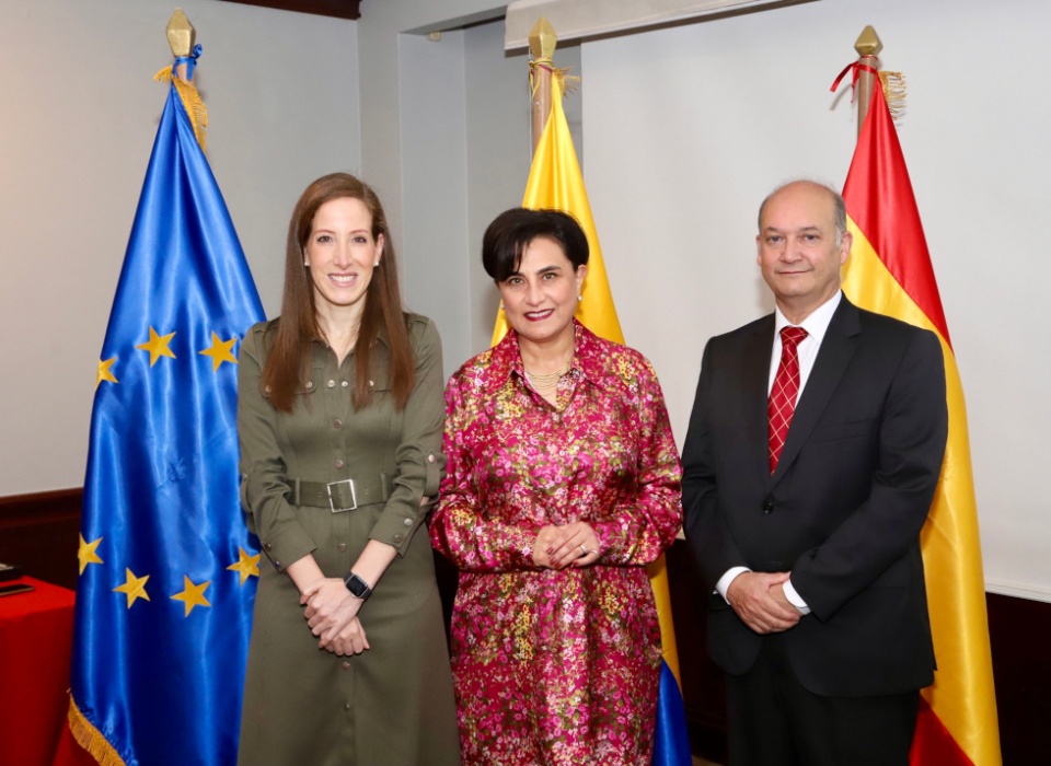Carmen Sánchez-Laulhé, presidenta de la Cámara Oficial Española de Comercio e Industria de Quito; Gabriela Sommerfeld, ministra de Relaciones Exteriores y Movilidad Humana de Ecuador; Enrique Yturriaga, embajador de Españ Carmen Sánchez-Laulhé, presidenta de la Cámara Oficial Española de Comercio e Industria de Quito; Gabriela Sommerfeld, ministra de Relaciones Exteriores y Movilidad Humana de Ecuador; Enrique Yturriaga, embajador de Españ