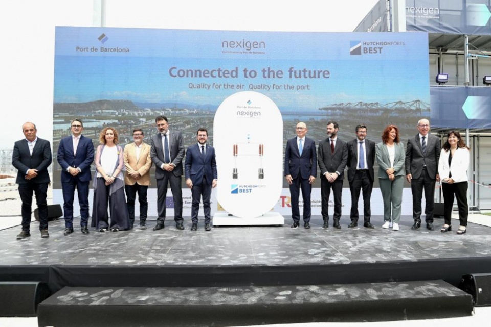 Foto de grupo de todas las autoridades que han asistido al acto.