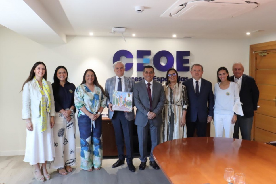 El vicepresidente primero de CEOE, Miguel Garrido (4&ordm; por la izquierda), y el secretario permanente de CEIB, Narciso Casado (3&ordm; por la derecha), en la reuni&oacute;n con el alcalde de Cartagena de Indias, Dumek Turbay, y su equipo, en la sede de