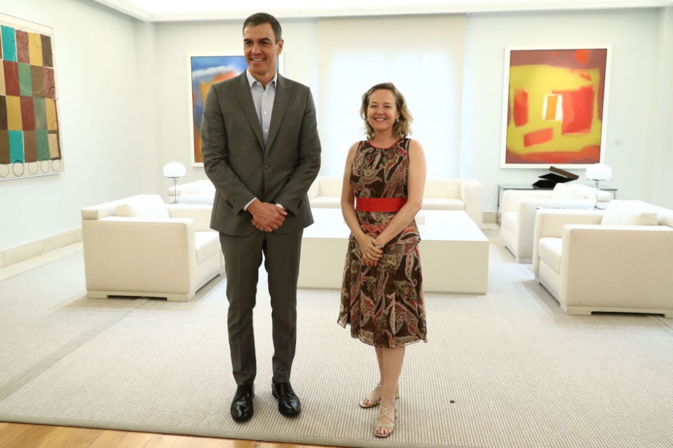 El presidente del Gobierno, Pedro S&aacute;nchez, mantiene un encuentro con la presidenta del Banco Europeo de Inversiones (BEI), Nadia Calvi&ntilde;o. Pool Moncloa/Fernando Calvo