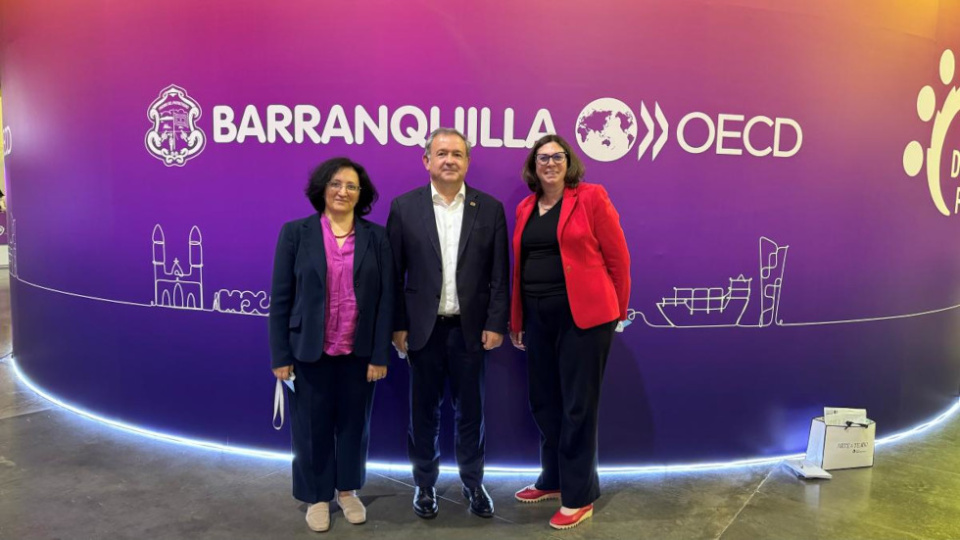 Narciso Casado junto a otras ponentes en el seminario organizado por la OCDE en Barranquilla (Colombia).