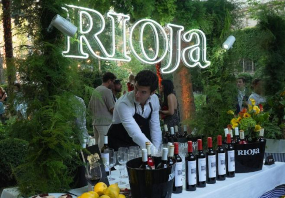 En el a&ntilde;o del centenario, los glamurosos Elle Gourmet Awards 2025 brindaron con Rioja como vino oficial y exclusivo.
