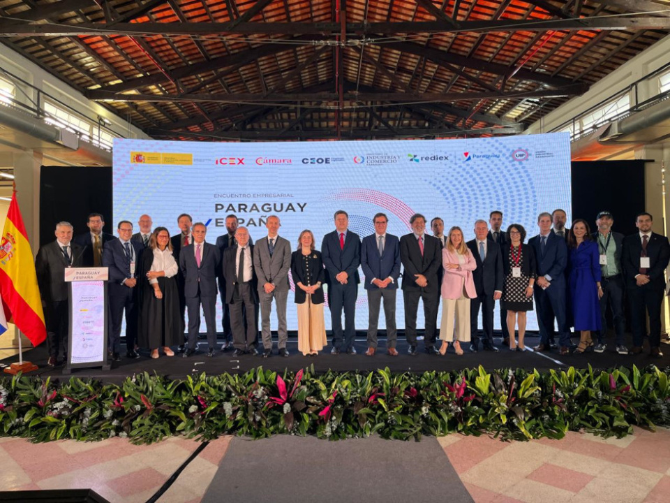 Foto de Familia de los participantes en el Encuentro Empresarial Paraguay - España. Foto de Familia de los participantes en el Encuentro Empresarial Paraguay - España.