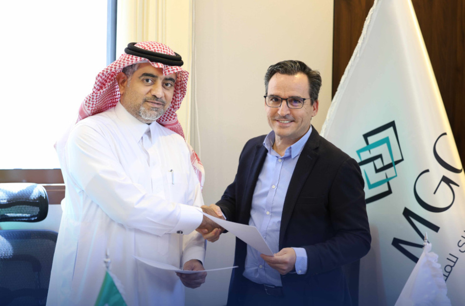 Saleh Al-Juhiman, director general adjunto de MGC y David Garz&oacute;n, subdirector de Operaciones de Lantania Agua, durante la firma del contrato.
