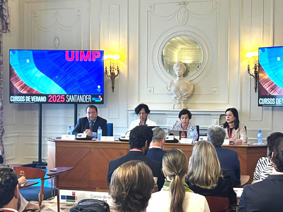 Imagen de la sesi&oacute;n inaugural a cargo de la consejera delegada de ICEX, el presidente del ICO y la presidenta de COFIDES.