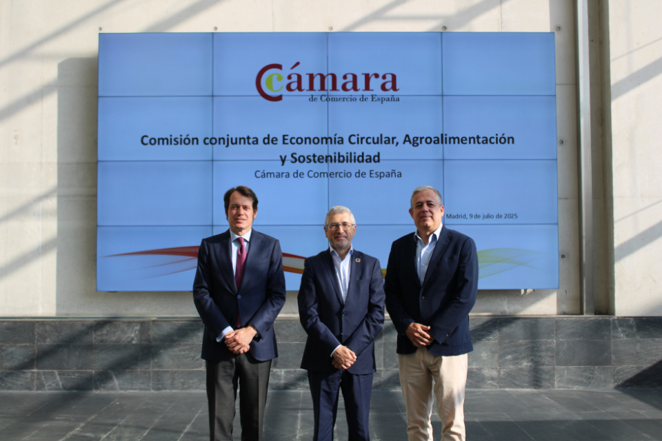 Santiago Martínez-Lage, pte. Comisión Sostenibilidad de CCE; Hugo Morán, secretario de Estado de Medio Ambiente; Federico Ramos ; pte. Comisión Economía Circular CCE. Santiago Martínez-Lage, pte. Comisión Sostenibilidad de CCE; Hugo Morán, secretario de Estado de Medio Ambiente; Federico Ramos ; pte. Comisión Economía Circular CCE.