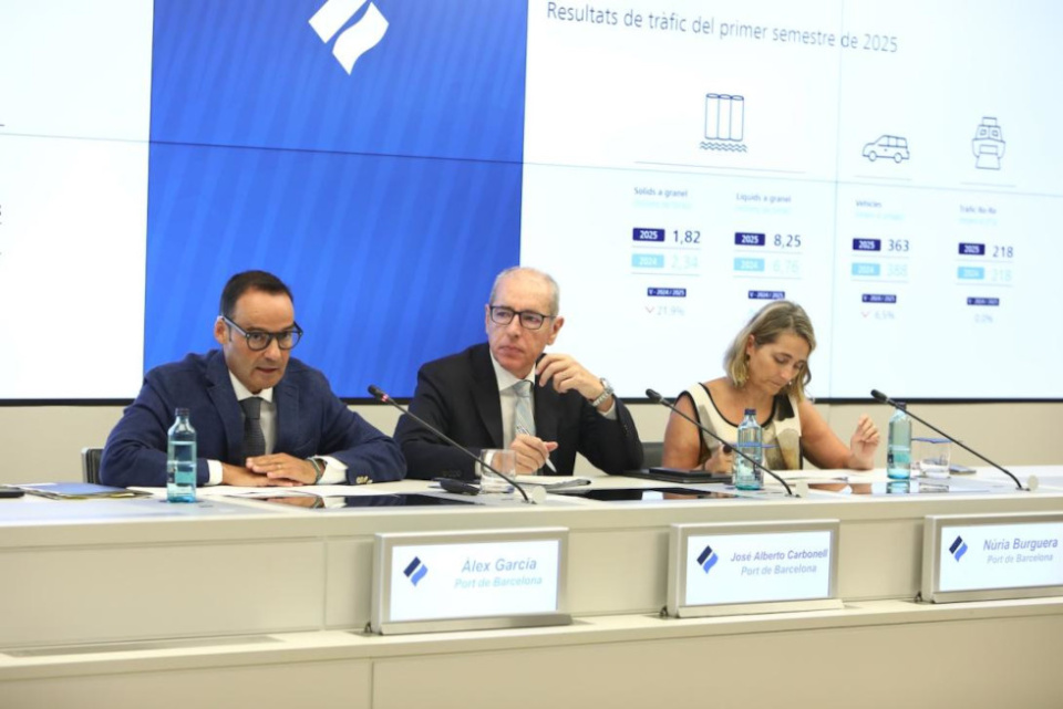 El presidente del Port de Barcelona, José Alberto Carbonell, acompañado del director general, Àlex Garcia, y la directora de Comunicación, Núria Burguera. El presidente del Port de Barcelona, José Alberto Carbonell, acompañado del director general, Àlex Garcia, y la directora de Comunicación, Núria Burguera.