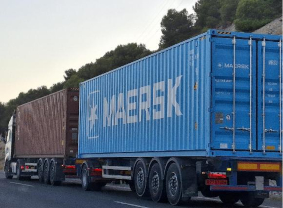 Duotrailer circulando por la AP7 para embarcar en el Puerto de Algeciras.