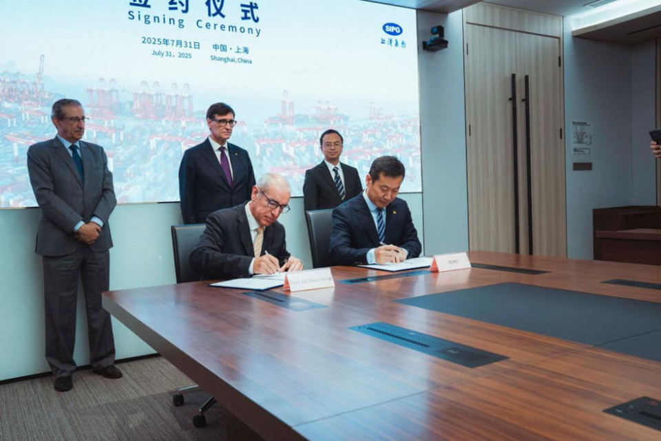 El presidente del Port de Barcelona, Jos&eacute; Alberto Carbonell, y el vicepresidente del Puerto de Shangh&aacute;i, Sam Liu, firman el acuerdo entre las dos autoridades portuarias.