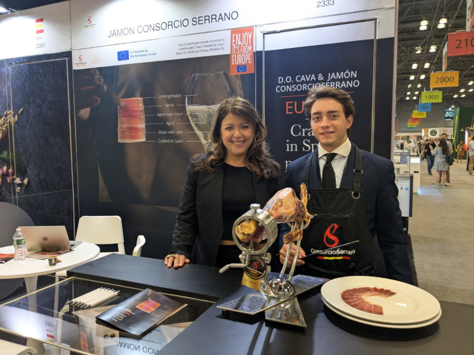 Doreen Colondres, embajadora del CJSE en EEUU y Jos&eacute; Marcos, cortador del CJSE en EEUU.
