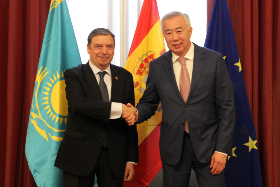 Luis Planas se re&uacute;ne con el vice primer ministro de Kazajist&aacute;n.