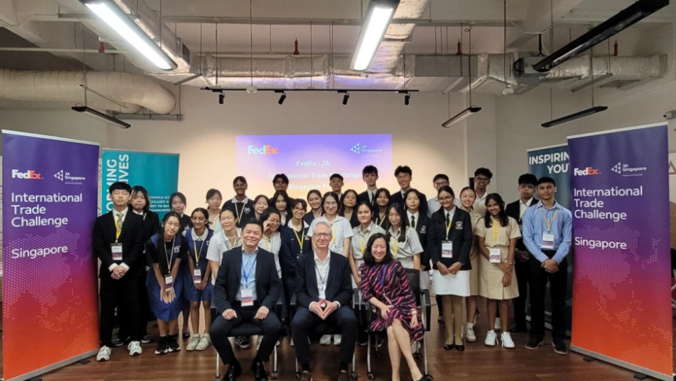 Desde su inicio en 2008, el programa FedEx/JA ITC en Singapur ha impactado a más de 6,700 estudiantes. Desde su inicio en 2008, el programa FedEx/JA ITC en Singapur ha impactado a más de 6,700 estudiantes.