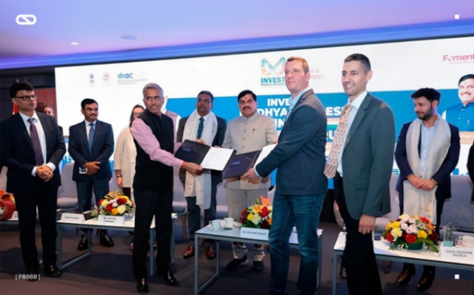 Sanjay Dubey,Srio. jefe adjunto del Depto. Desarrollo Urbano y Vivienda del Gobierno de Madhya Pradesh;Daniel Pope, cofundador de Submer y Pol Valls Soler, cofundador de Submer.Detr&aacute;s: Dr. Mohan Yadav, honorable jefe de gobierno de Madhya Pradesh