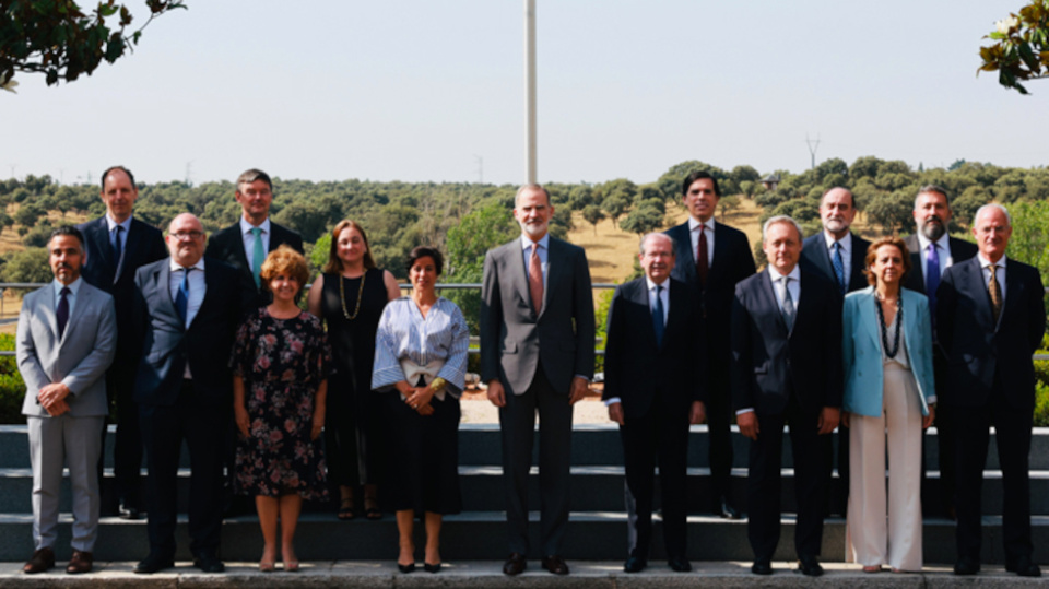 S.M. el Rey recibe a una delegaci&oacute;n de ICEX Invest in Spain y de Garrigues con motivo del 40 aniversario de esta gu&iacute;a de referencia.