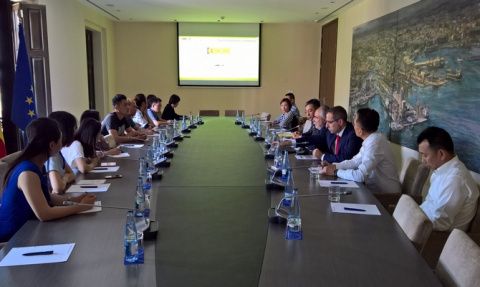 Francesc Sánchez explicó a los medios asiáticos la base del liderazgo del puerto valenciano en su relación con los puertos chinos. Francesc Sánchez explicó a los medios asiáticos la base del liderazgo del puerto valenciano en su relación con los puertos chinos.