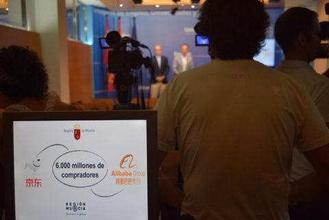 Imagen del consejero de Empleo, Universidades, Empresa y Medio Ambiente, Javier Celdrán, en la presentación de acciones del Plan Asia. Imagen del consejero de Empleo, Universidades, Empresa y Medio Ambiente, Javier Celdrán, en la presentación de acciones del Plan Asia.