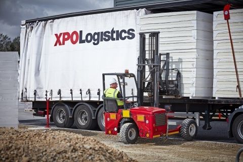 La flota de XPO entrega una amplia variedad de materiales a los distribuidores de construcción y directamente a las obras. La flota de XPO entrega una amplia variedad de materiales a los distribuidores de construcción y directamente a las obras.