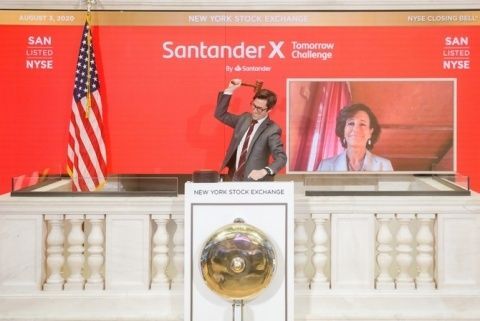 Ana Bot&iacute;n dio el toque de campana virtual que marca el cierre de la sesi&oacute;n burs&aacute;til en Wall Street.
