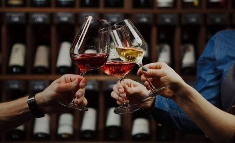 EE.UU. ha reducido notablemente sus importaciones de vino envasado español en valor desde la introducción de los aranceles. EE.UU. ha reducido notablemente sus importaciones de vino envasado español en valor desde la introducción de los aranceles.