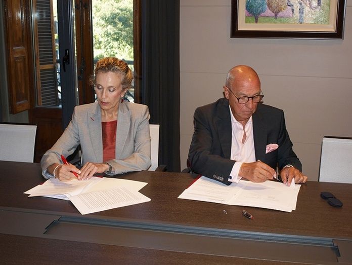Izaskun Go&ntilde;i y Javier Taberna durante la firma del convenio.