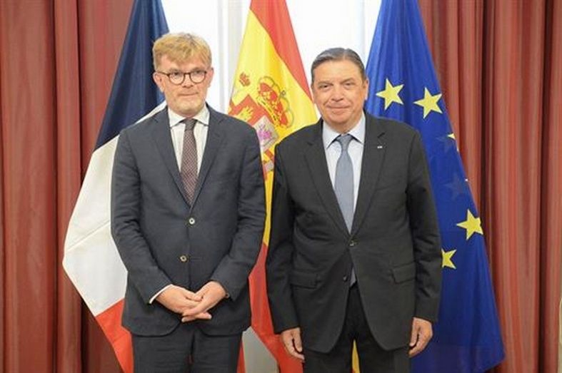El ministro de Agricultura, Pesca y Alimentaci&oacute;n, Luis Planas , y el ministro de Agricultura y Soberan&iacute;a Alimentaria de Francia, Marc Fesneau.