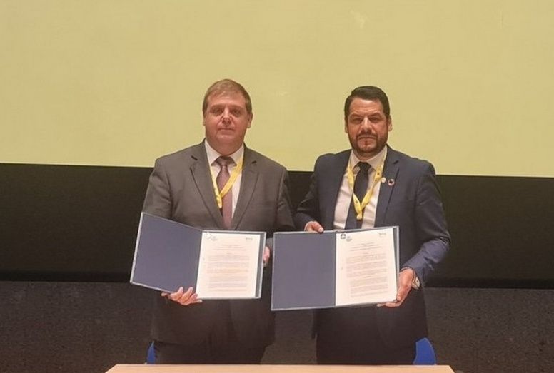 La firma del Convenio. La firma del Convenio.