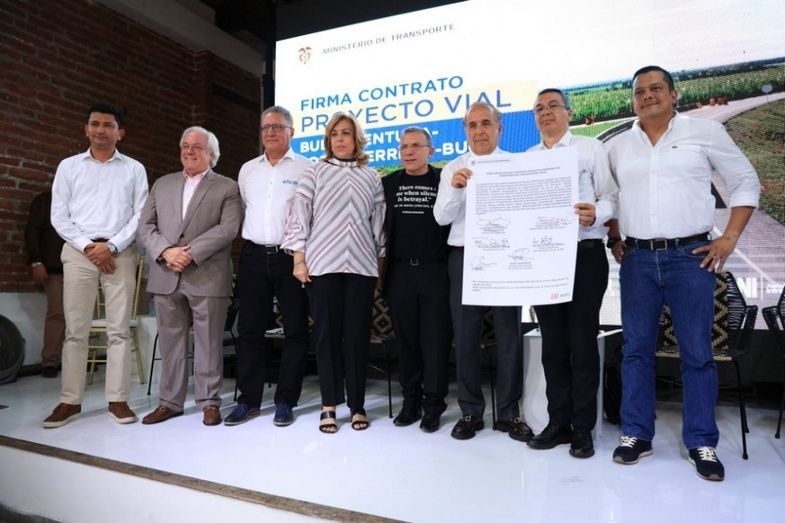 El ministro de Transportes de Colombia, Guillermo Francisco Reyes González, presidió la firma del contrato. El ministro de Transportes de Colombia, Guillermo Francisco Reyes González, presidió la firma del contrato.