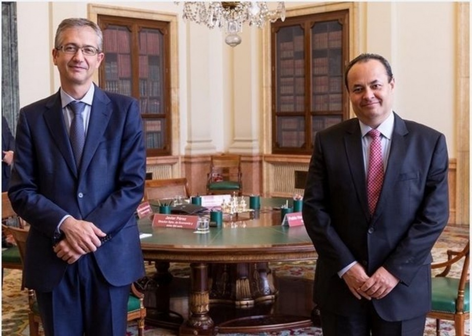 Imagen de archivo. El gobernador Hern&aacute;ndez de Cos recibe a Luis Carranza, presidente de CAF-banco de desarrollo de Am&eacute;rica Latina
