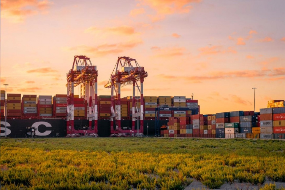 Imagen de la terminal de contenedores Hutchison Ports BEST con un portacontenedores atracado. Imagen de la terminal de contenedores Hutchison Ports BEST con un portacontenedores atracado.