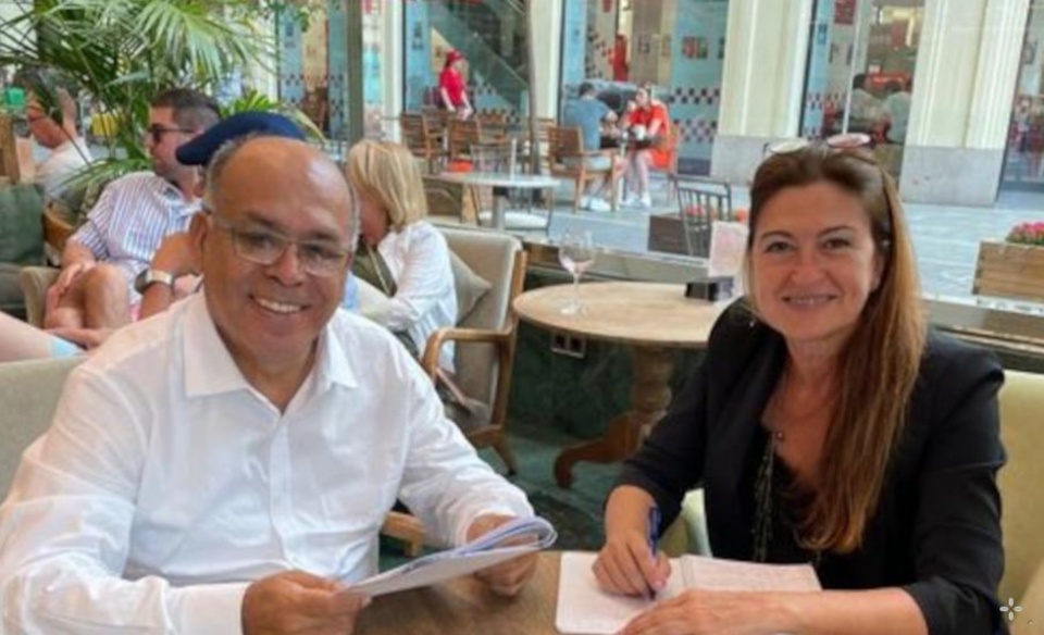 El Decano de la Facultad de Ciencias Administrativas, Augusto Hidalgo, y la directora de Formación de la Fundación Valenciaport, Ana Rumbeu. El Decano de la Facultad de Ciencias Administrativas, Augusto Hidalgo, y la directora de Formación de la Fundación Valenciaport, Ana Rumbeu.