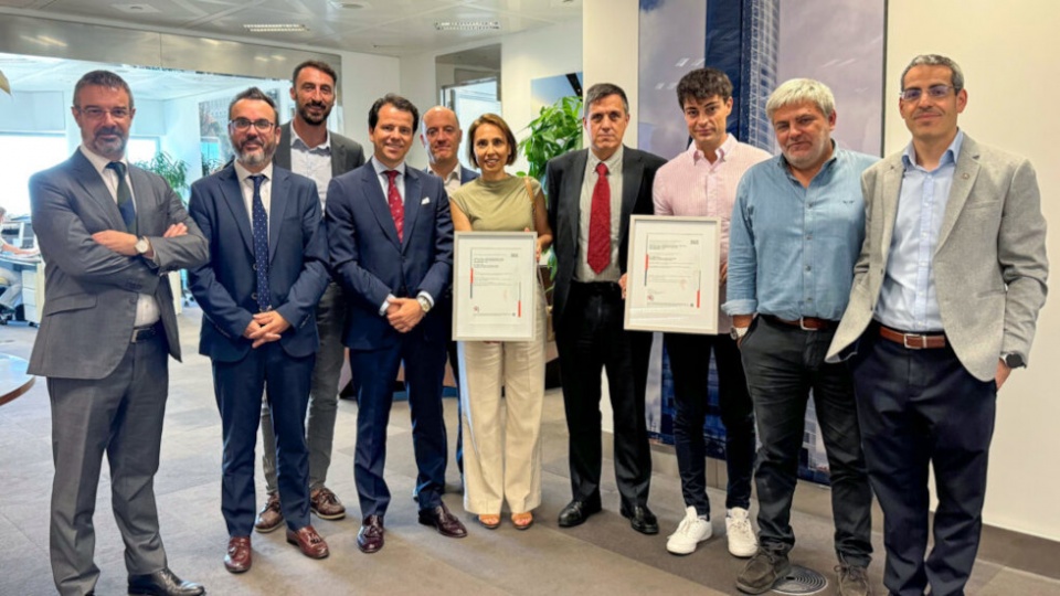 Los integranes de los equipos de OHLA y de SGS con la certificaci&oacute;n obtenida