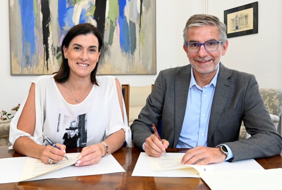 De izq. a dcha: Igual y D&iacute;az durante la firma del protocolo.