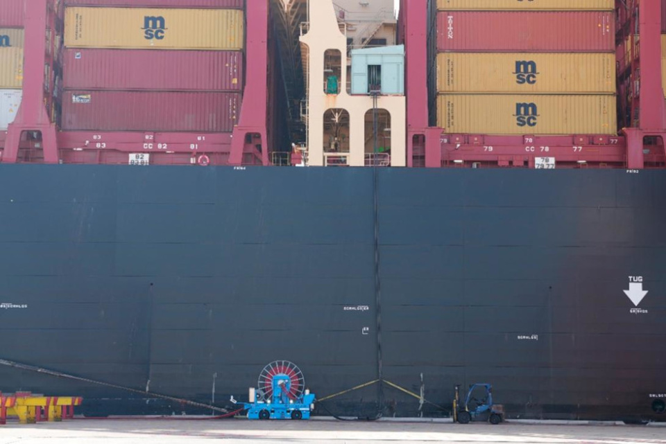 Barco conectado a la corriente a la terminal de contenedores Hutchison Ports BEST. Barco conectado a la corriente a la terminal de contenedores Hutchison Ports BEST.
