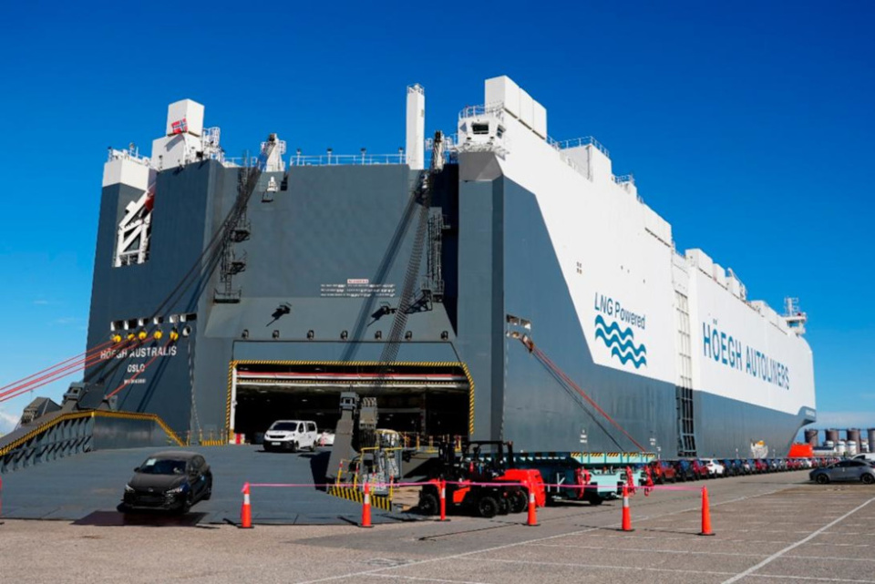 El barco H&ouml;egh Australis durante la operativa de carga y descarga en el Port de Barcelona.