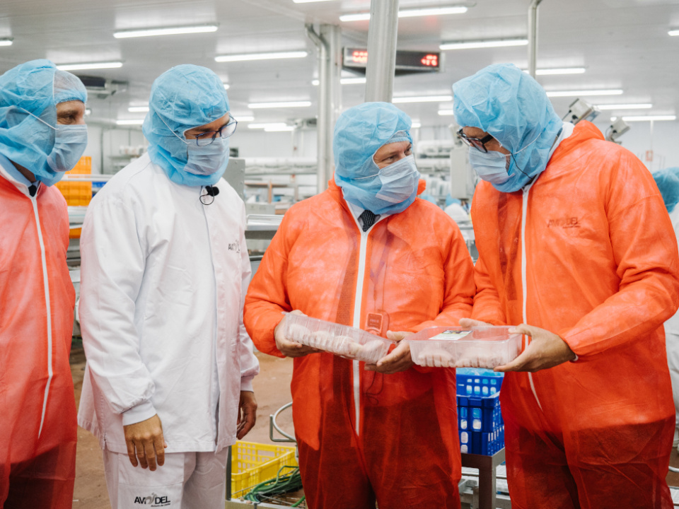 Jordi Hereu visita a la planta de Avidel del Grupo Vall Companys.