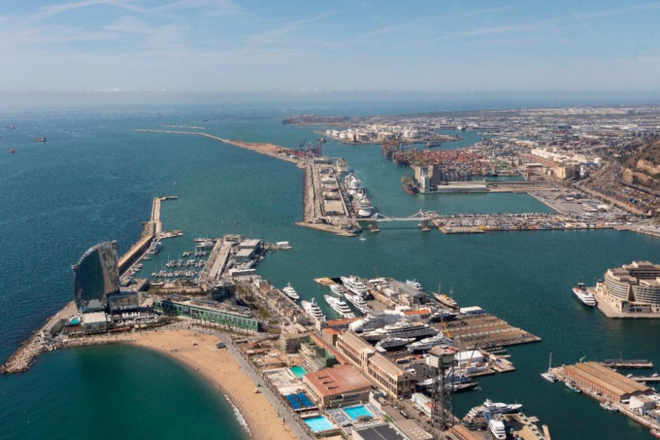 Vista aérea del Port de Barcelona. Vista aérea del Port de Barcelona.