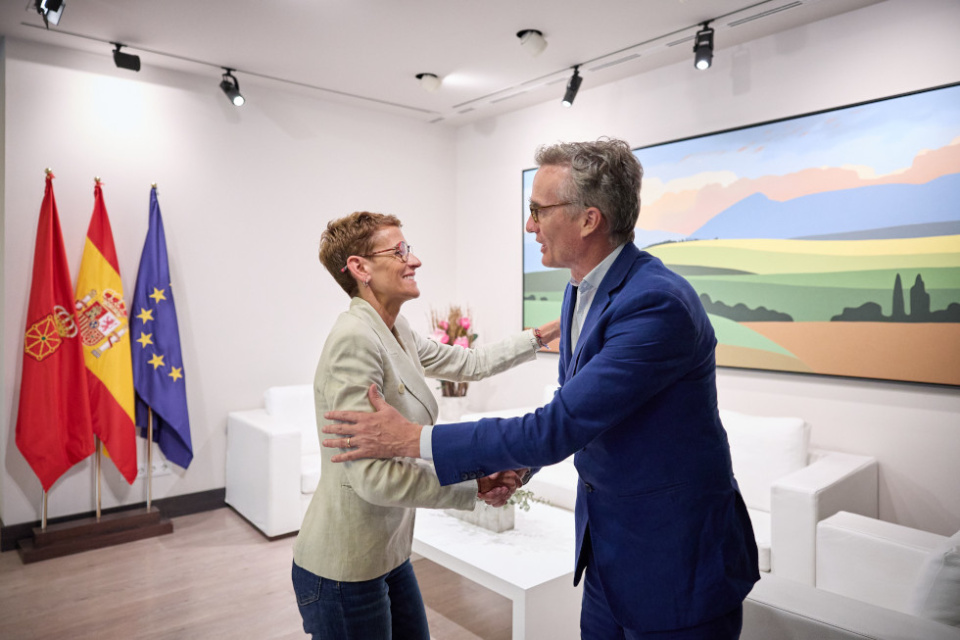 La Presidenta Chivite, junto al embajador.