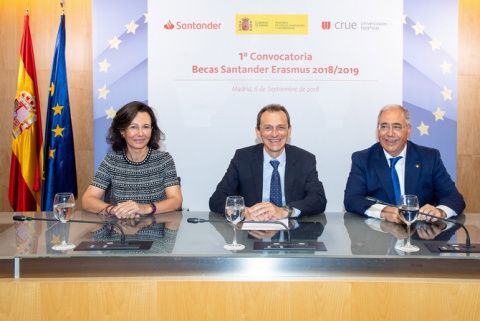 Ana Botín, presidenta de Banco Santander, Pedro Duque, ministro e Ciencia, Innovación y Universidades y Roberto Fernández, presidente de Crue Universidades Españolas. Ana Botín, presidenta de Banco Santander, Pedro Duque, ministro e Ciencia, Innovación y Universidades y Roberto Fernández, presidente de Crue Universidades Españolas.