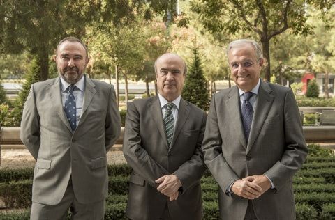 (De izq. a dcha): el Director de Sostenibilidad de Repsol, Fernando Ru&iacute;z, el Secretario General de la OEI, Mariano Jabonero y el Vicepresidente de Fundaci&oacute;n Repsol, Ignacio Egea.