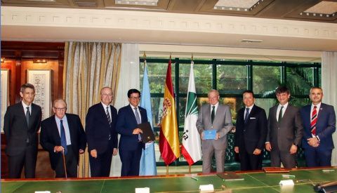 De izq. A derecha: José M. Domínguez, Victorio Valle, Francisco de la Torre, Nikhil Seth, Manuel Azuaga, Alex Mejía, Enrique Sánchez del Villar y Julio Andrade. De izq. A derecha: José M. Domínguez, Victorio Valle, Francisco de la Torre, Nikhil Seth, Manuel Azuaga, Alex Mejía, Enrique Sánchez del Villar y Julio Andrade.