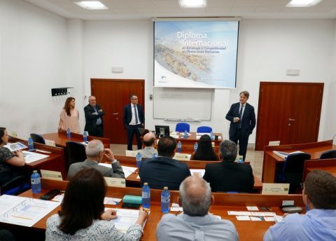 Imagen del director general de la Fundación Valenciaport, Vicente del Río, durante la inauguración del curso. Imagen del director general de la Fundación Valenciaport, Vicente del Río, durante la inauguración del curso.