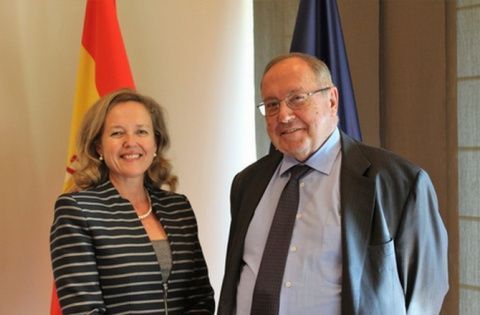 La Ministra de Econom&iacute;a Nadia Calvi&ntilde;o y el presidente de la C&aacute;mara de Espa&ntilde;a, Jos&eacute; Luis Bonet.