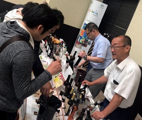 La cata y degustación de vinos andaluces ha tenido lugar en la sala Diamond del Hotel Kanazawa, en la isla de Honshu. La cata y degustación de vinos andaluces ha tenido lugar en la sala Diamond del Hotel Kanazawa, en la isla de Honshu.