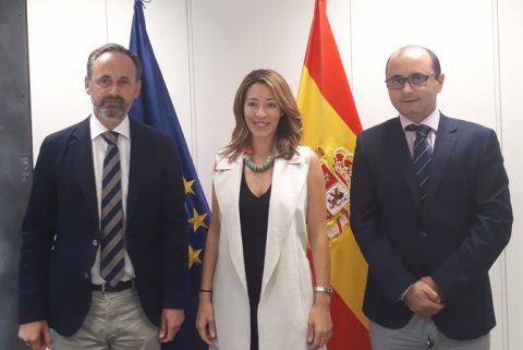 El consejero de Empleo, Universidades, Empresa y Medio Ambiente, Javier Celdr&aacute;n, y la secretaria de Estado de Comercio, Xiana M&eacute;ndez, en la reuni&oacute;n que mantuvieron en Madrid.